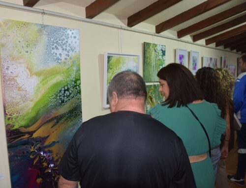 Inaugurada la exposición “innovadora” ‘Los secretos del agua’ de Carmen Loga, disponible en la oficina de Turismo hasta el 13 de octubre