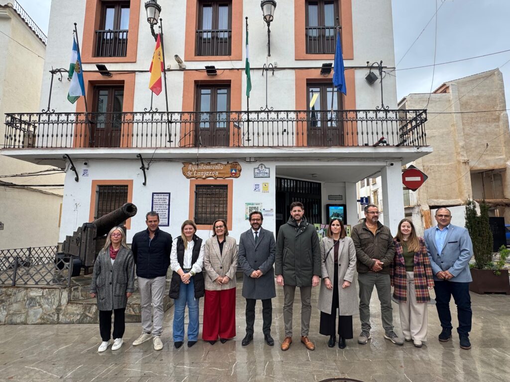 El delegado del Gobierno en Granada, Antonio Granados, visita el Centro Municipal de Información a la Mujer de Lanjarón 